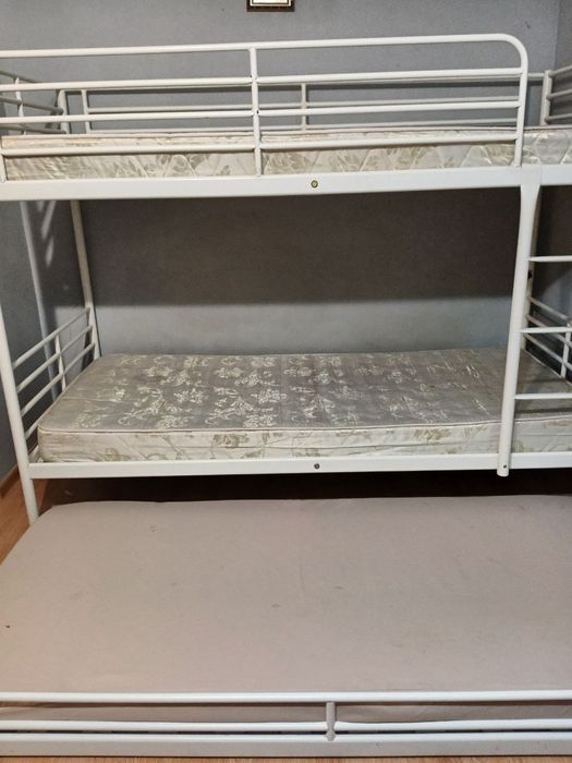 Двоповерхове ліжко з висувним третім спальним місцем