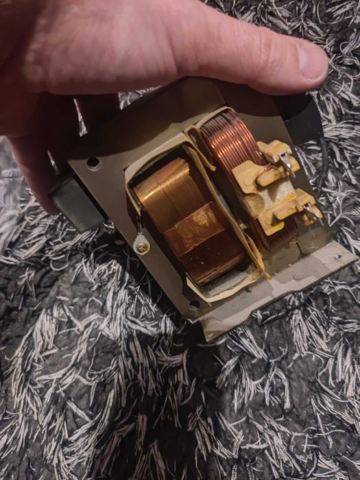 Transformator mikrofalówki 900v