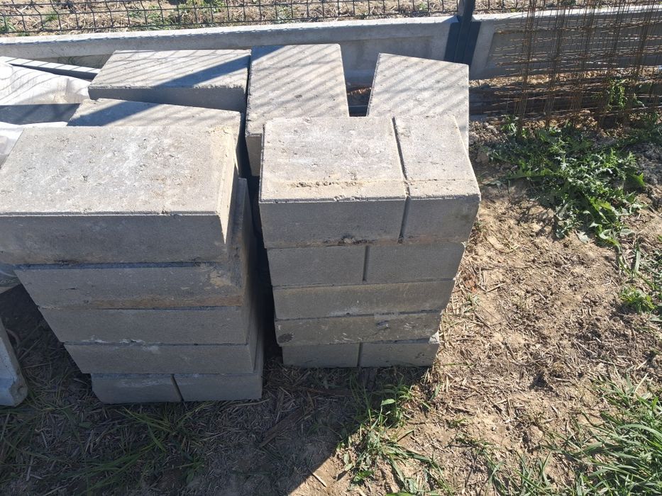 bloczek fundamentowy i  siatka zbrojeniowa  bloczki fundamentowe