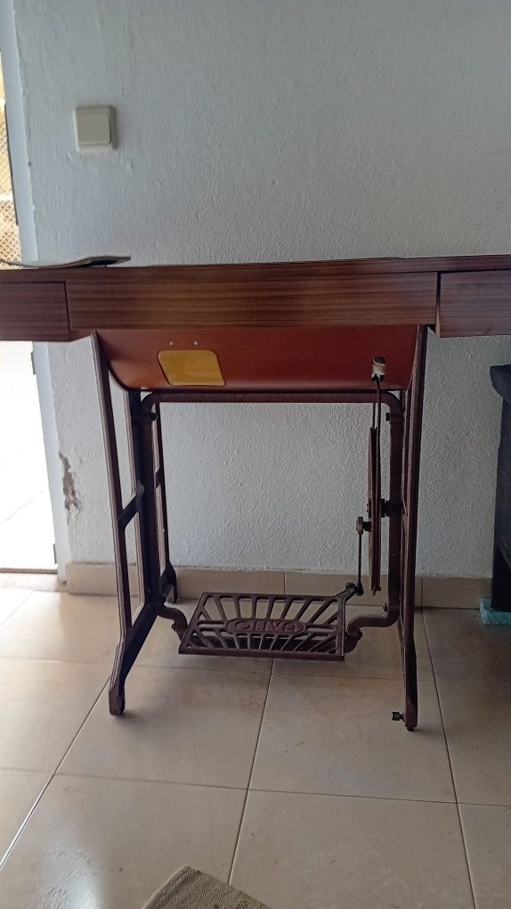 Máquina de Costura OLIVA 512 – Completa, a Funcionar