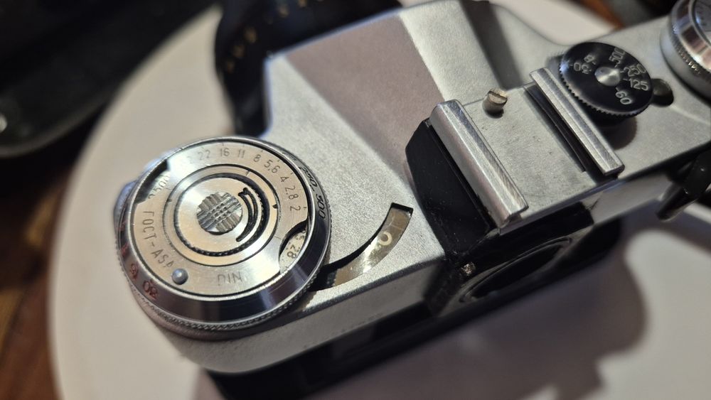 Zenit E wraz z obiektywem Helios 44-2 plus etui