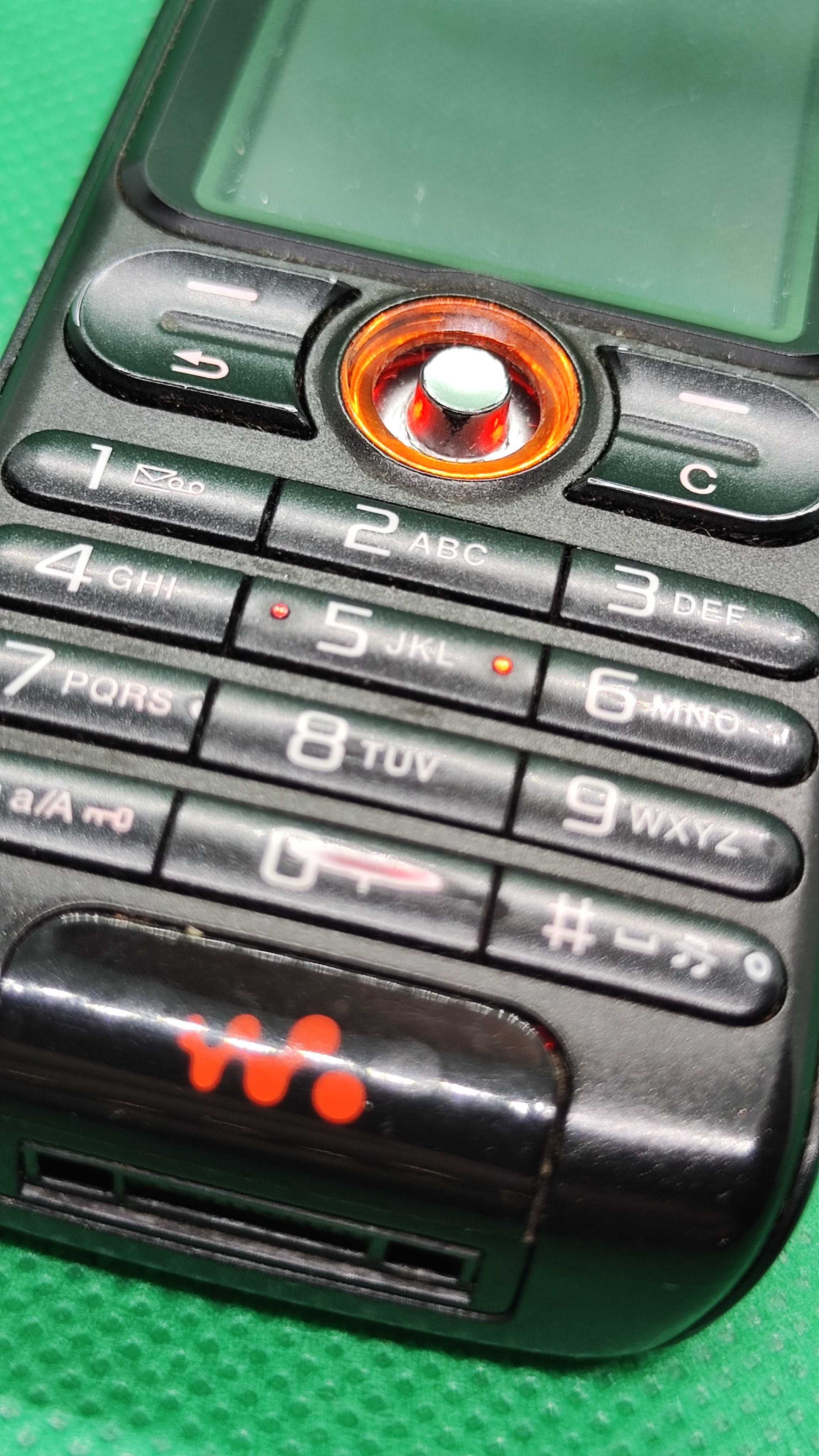 Dobry Telefon komórkowy Sony Ericsson w200i Walkman Handy z ładowarką