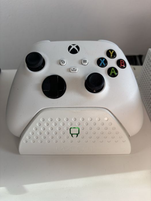 Xbox Series S + pad + stacja ladujaca z akumulatorem