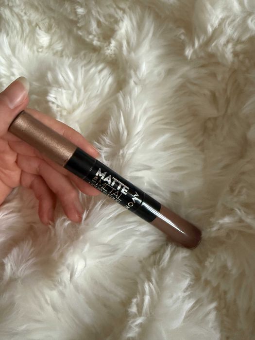 Kremowe cienie do oczu Avon 2 w 1 – Matte & Metal