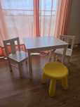 Mesa de criança IKEA KRITTER, duas cadeiras e banco, excelente estado.
