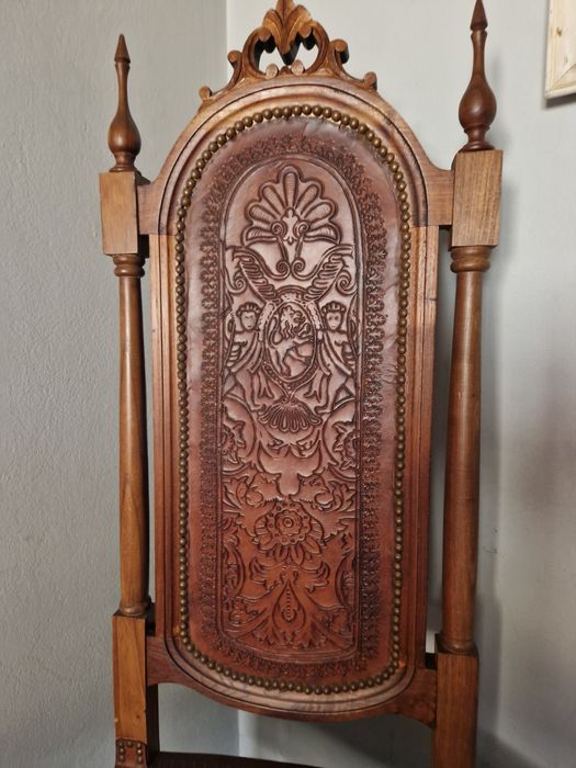 Cadeiras em madeira e couro