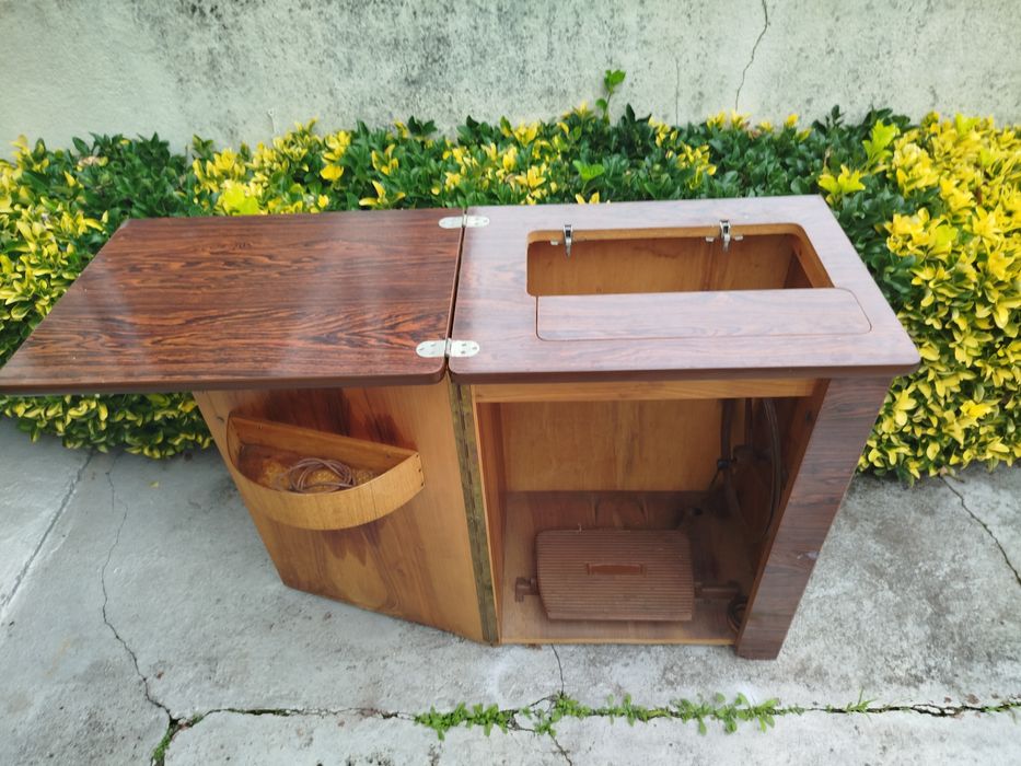 Móvel de máquina de costura