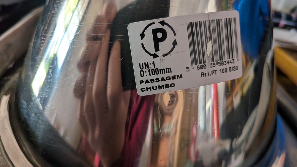 Boca de fumos em zinco. Chapa moldável. Telhado.