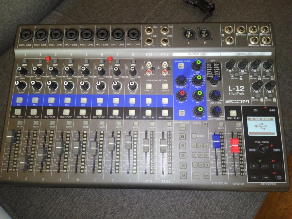 Mikser zoom livetrak L-12