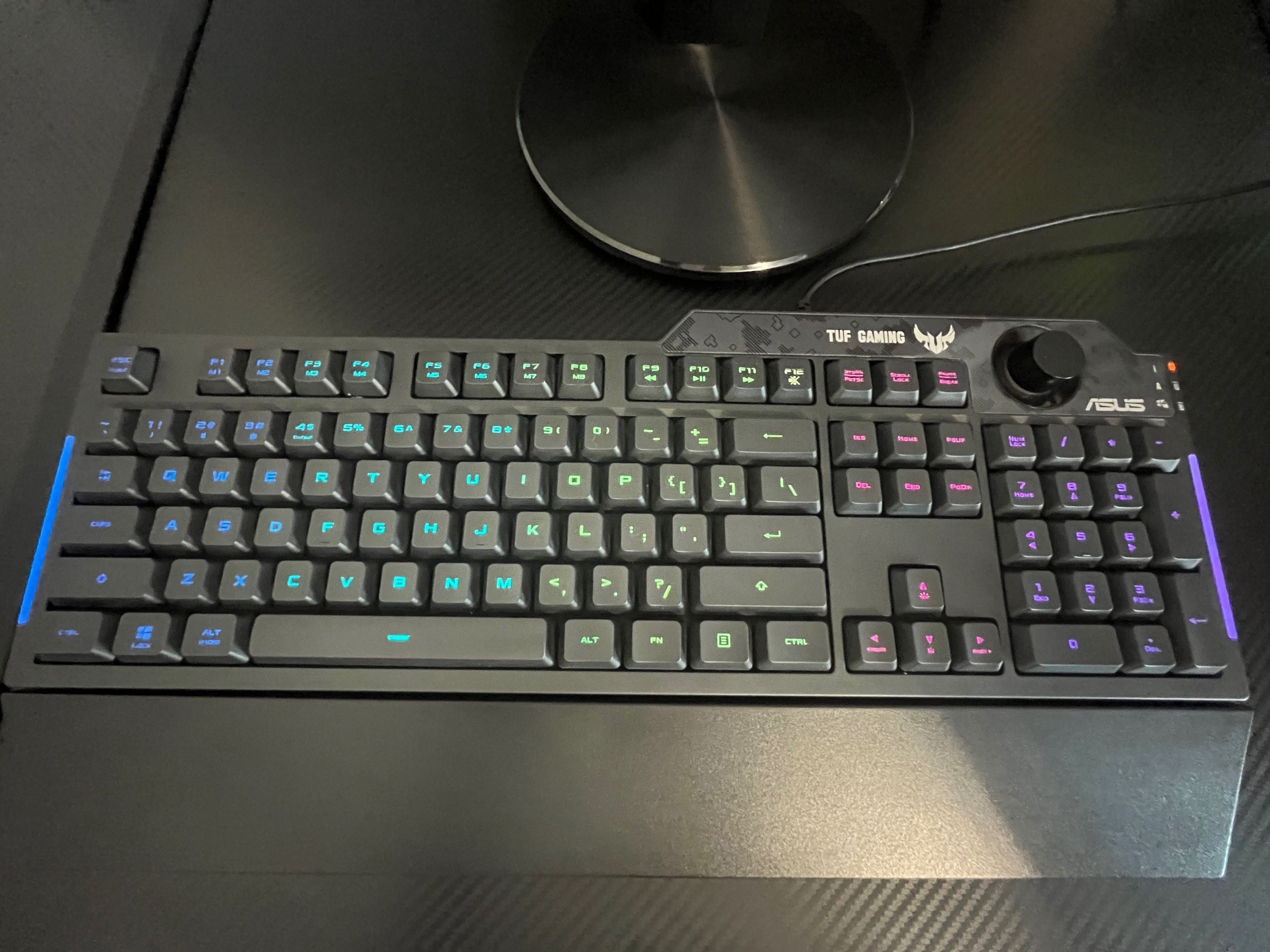 Komputer gamingowy w zestawie z monitorem, klawiaturą, myszką