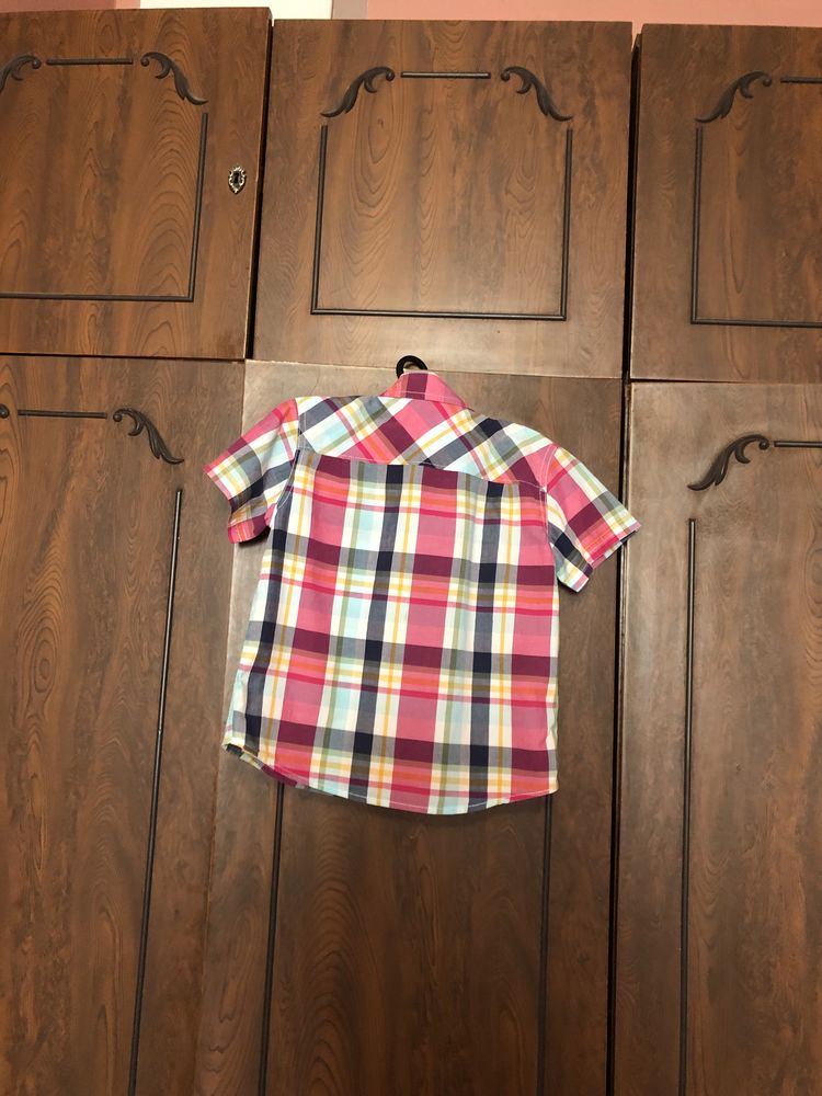 Рубашка в клетку с коротким рукавом на 5-6 лет.