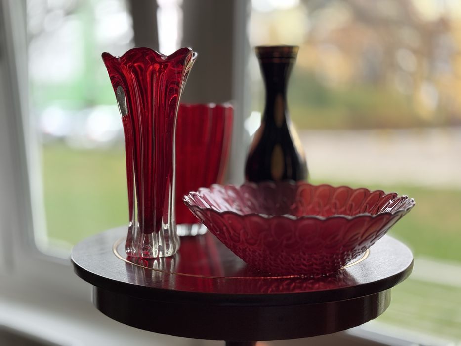 Zestaw szklanych wazonow i miska