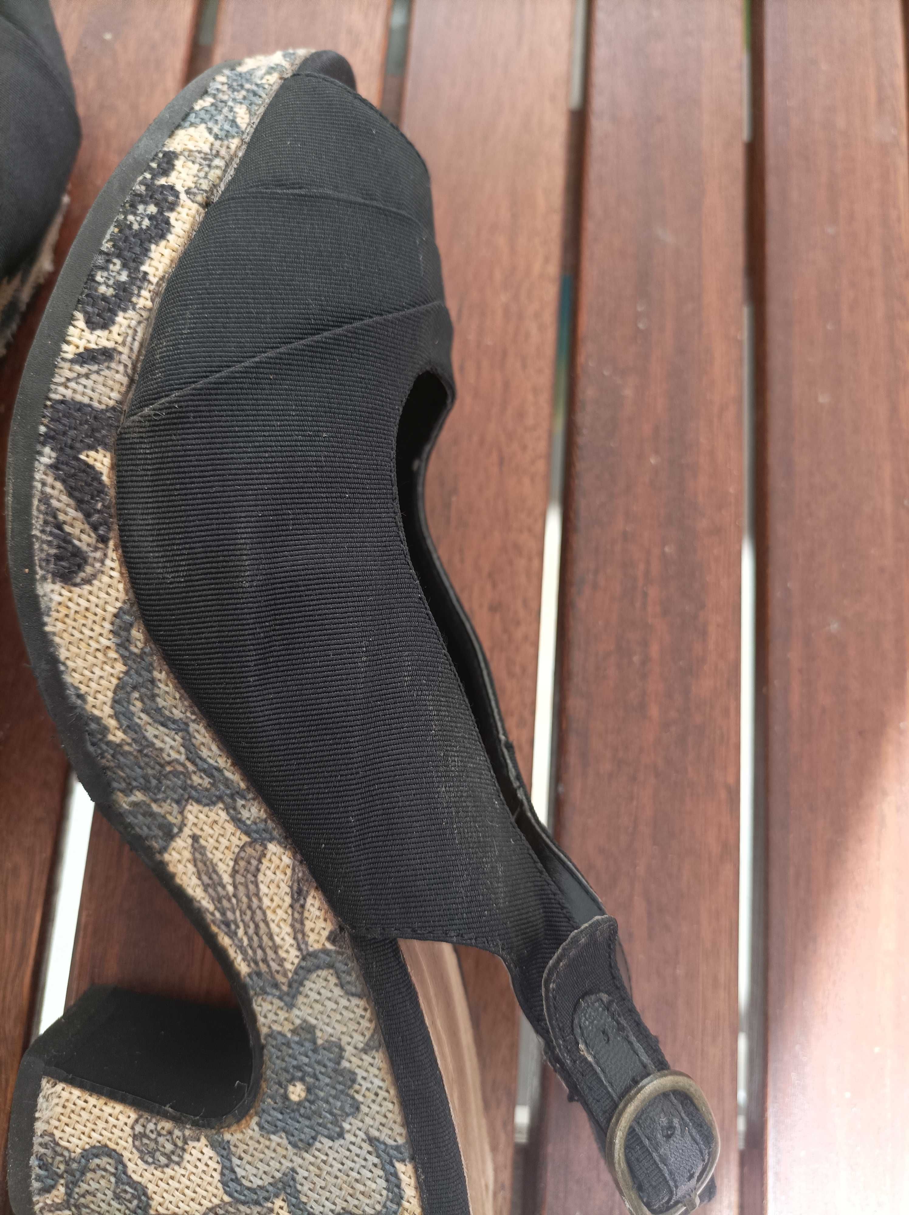 Sapato/sandalia pretos em tecido