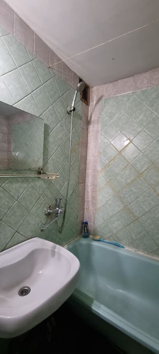 Оренда двокімнатної квартири на Таврійському . Другий поверх .