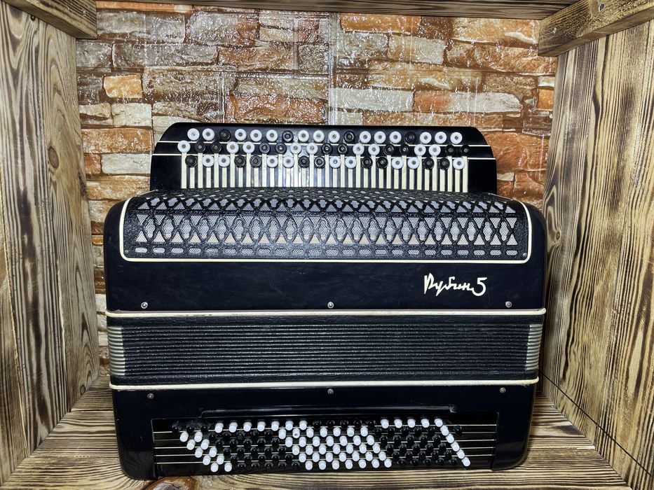 На продаж готово-виборний баян «Рубін-5»