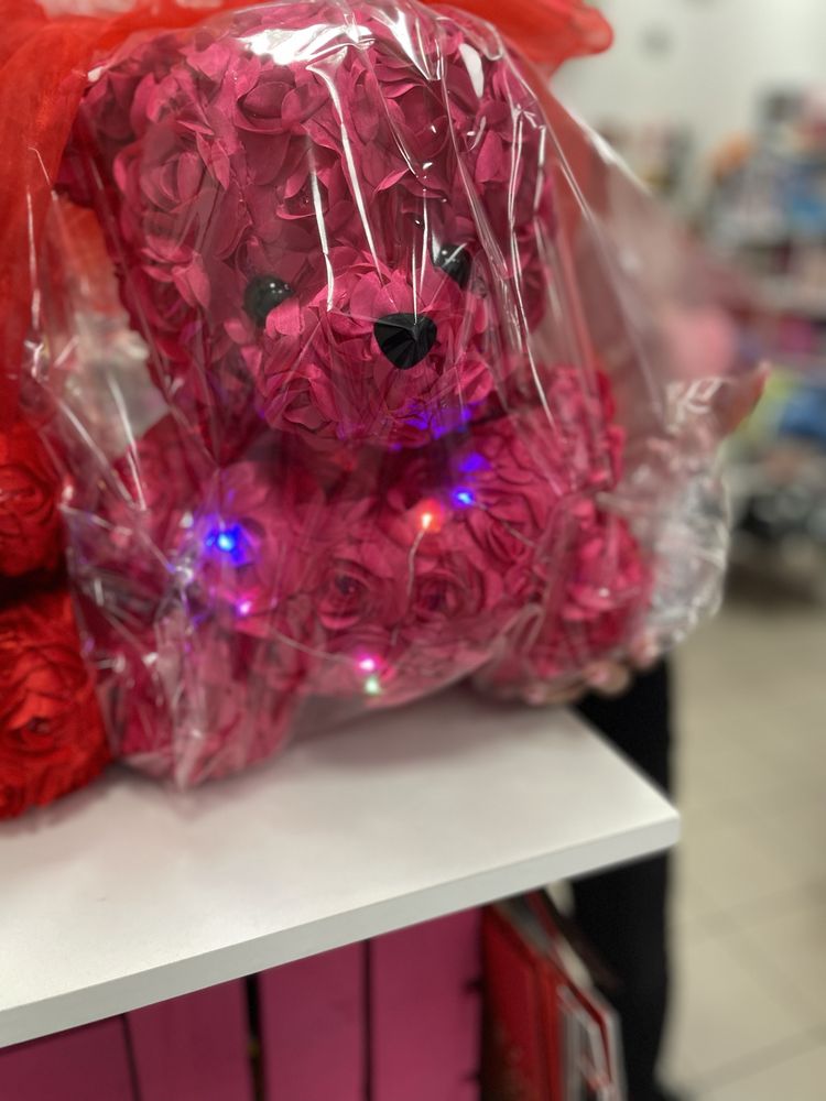 Miś pluszowy w różach na wslentyni, dzien zako chanych