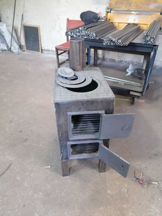 Печь (буржуйка )  c большой чугунной варочной поверхностью