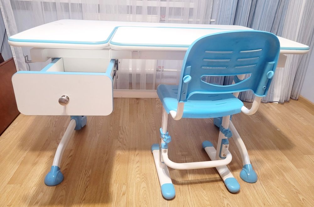 Стіл письмовий-трансформер і стілець Fundesk