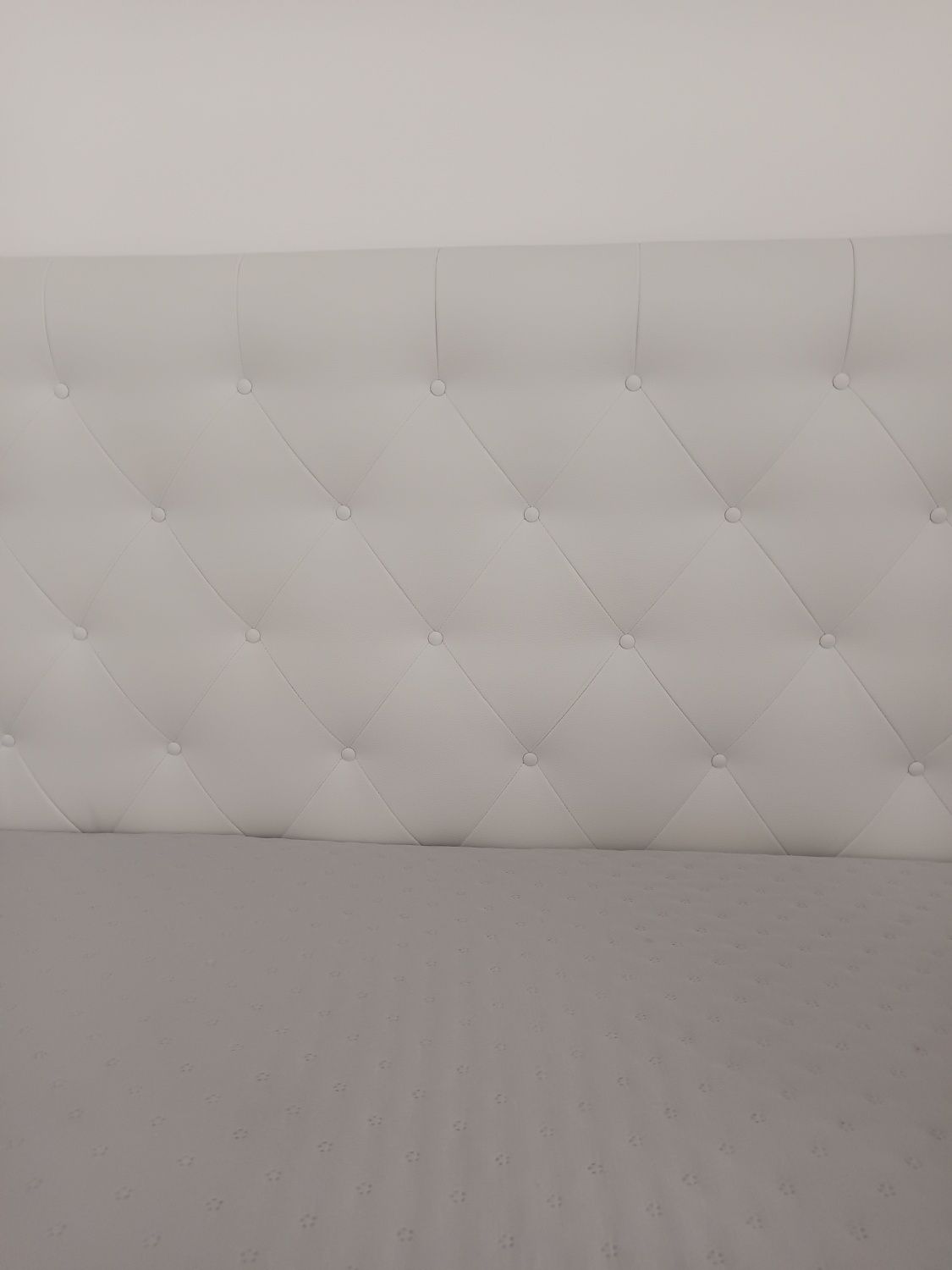 Cama com cabeceira estufada 200x160cm