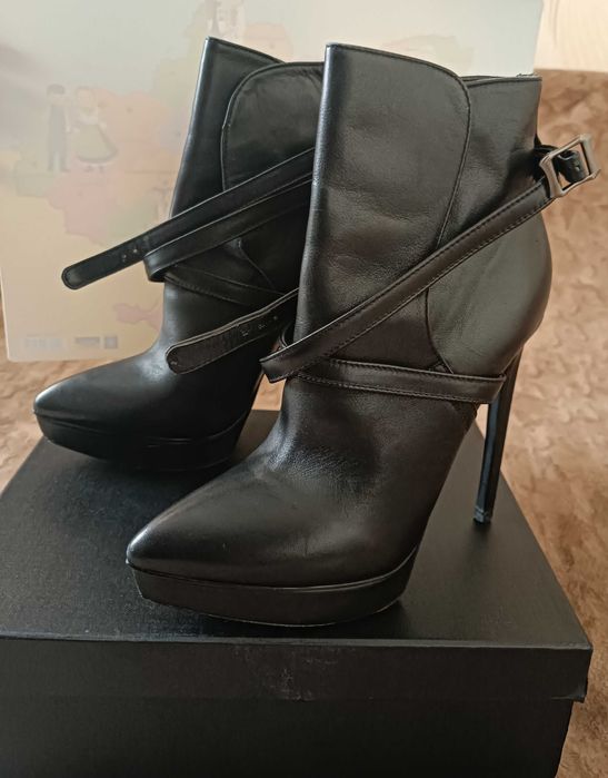 Елегантні шкіряні ботильйони Saint Laurent Paris, 39 розмір