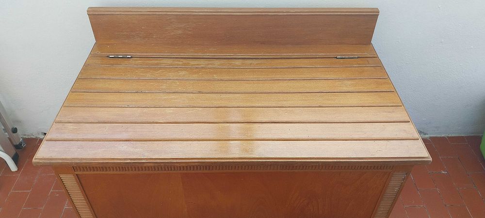 Baú em madeira de boa qualidade . Também faz de banco