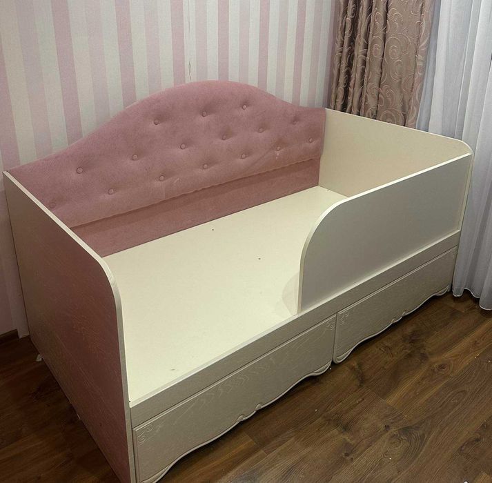 Ліжечко для дівчинки