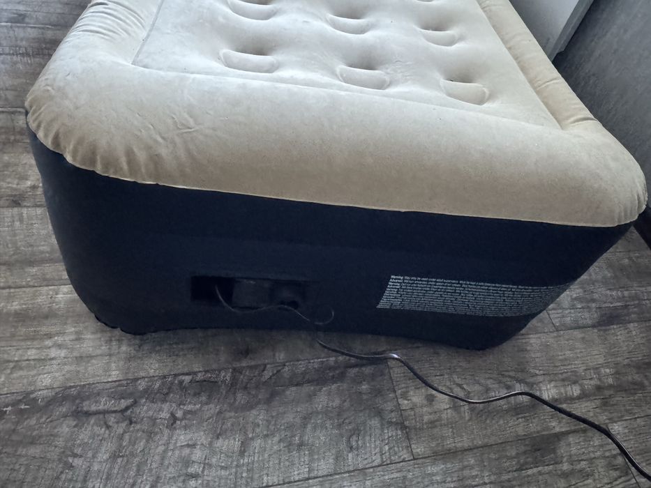 Надувний матрац з вбудованим насосом