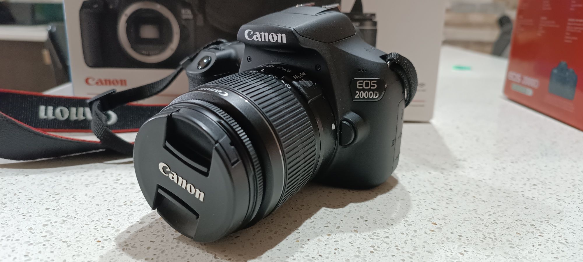 Máquina fotográfica Canon EOS 2000D
