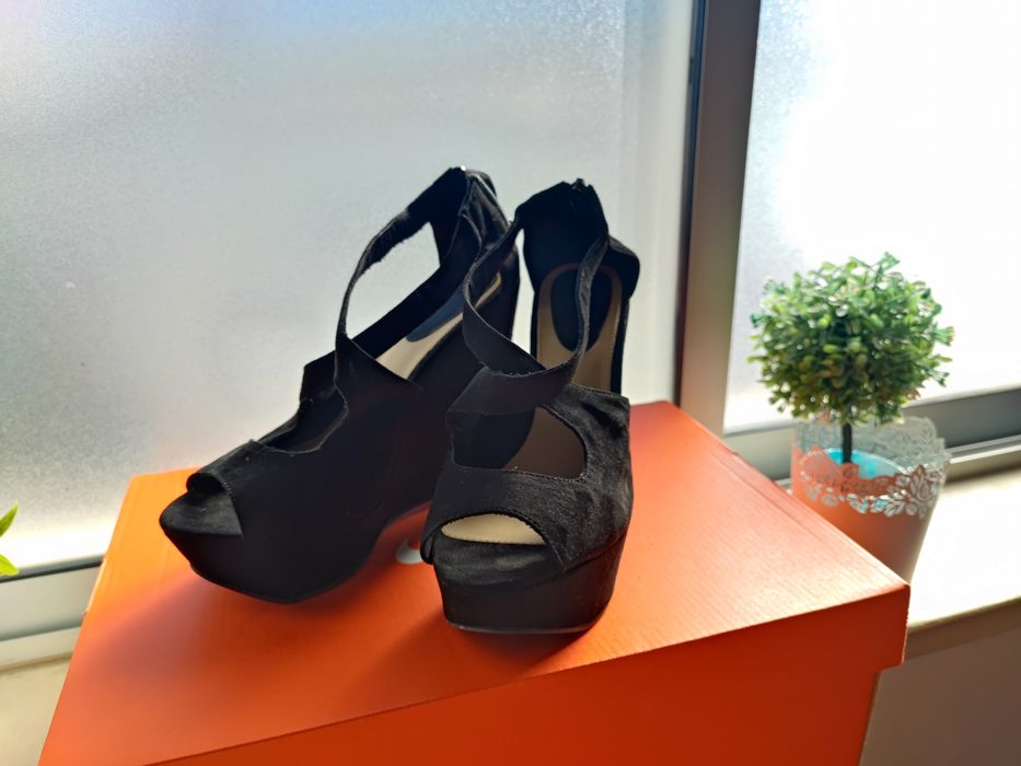 Sandálias camurça compensadas