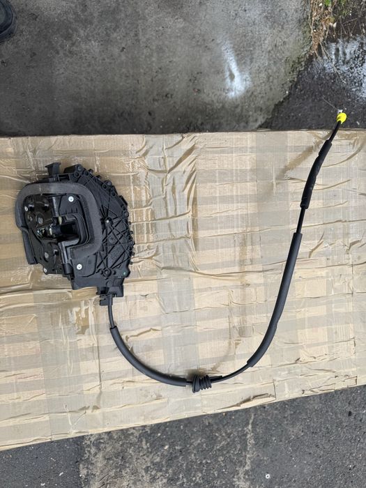 Продам оригинальный замок в дверь для Тесла 2024 Highland