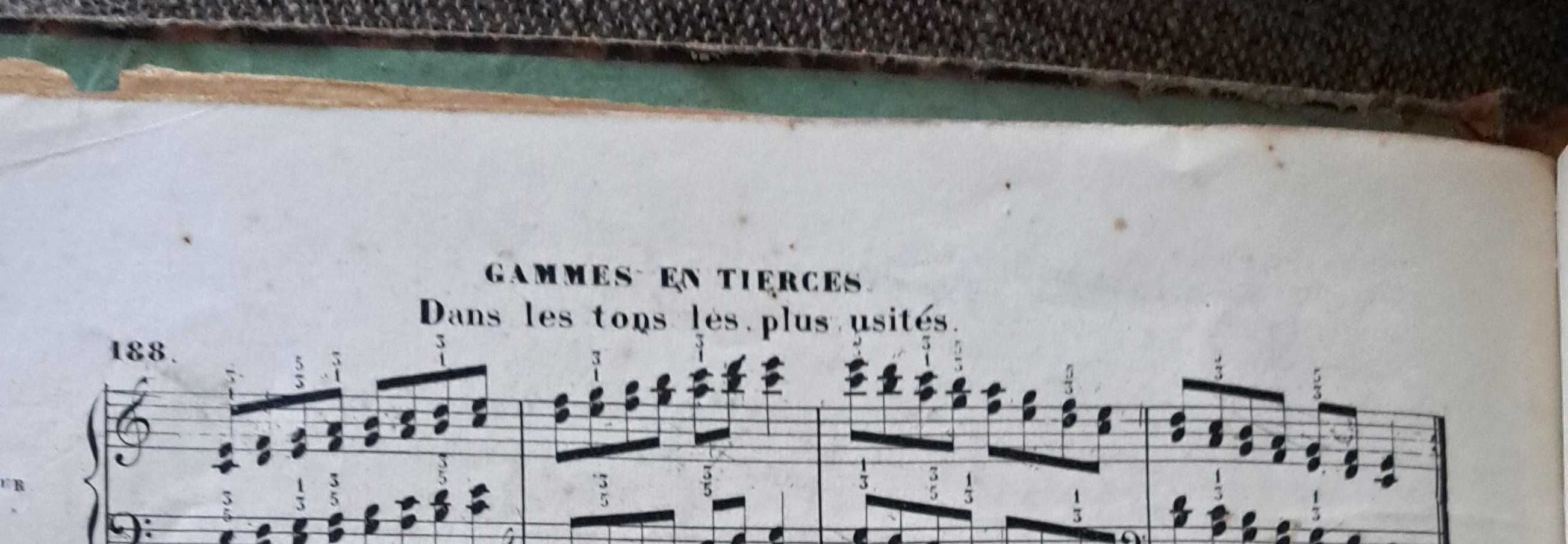 Livro antigo de exercícios de música para piano