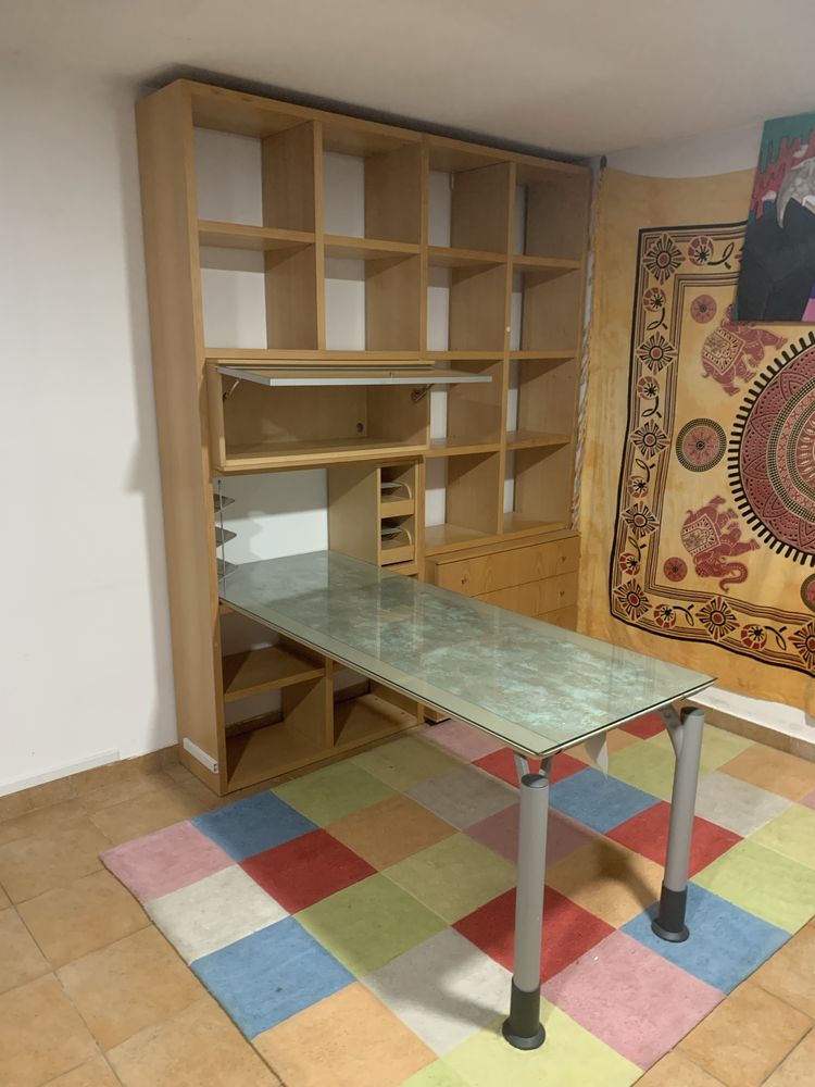 Escritorio com muita arrumação