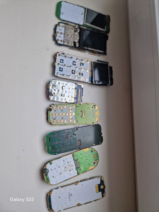 Платы от кнопочных  телефонов, плюс разъём сим