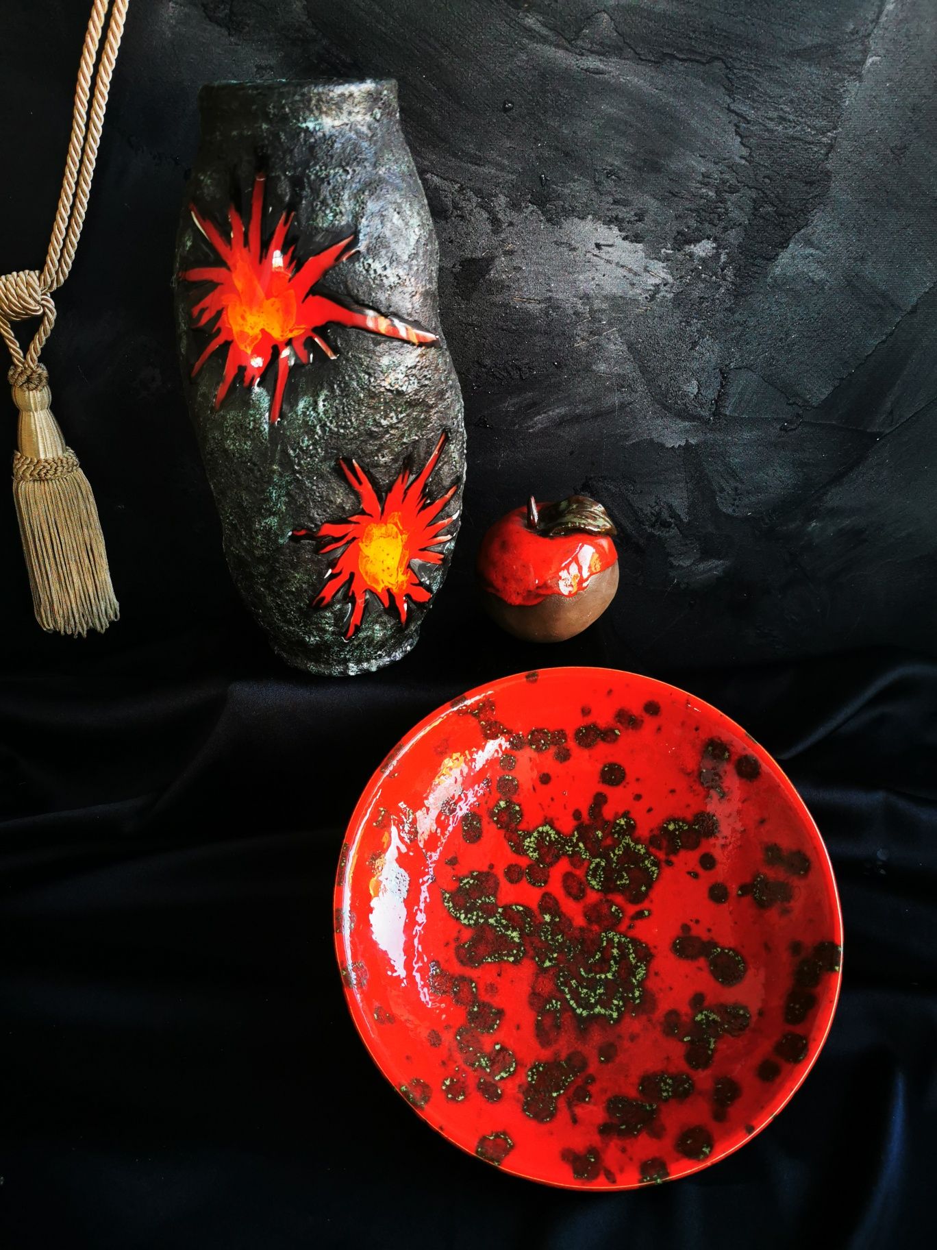 Ceramiczna misa w cętki, czerwony kolor, na nóżkach UNIKAT