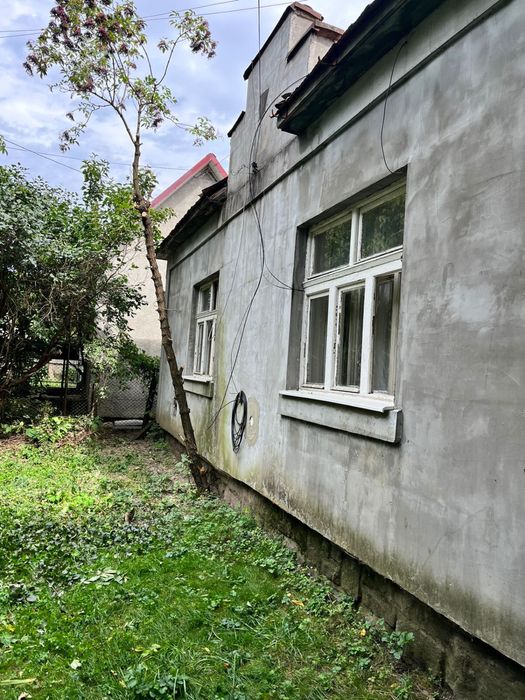Продаж будинку при центральній дорозі по вул Дворжака