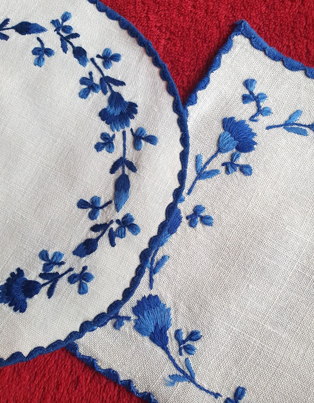 Dois naperons em linho bordados à mão em azul - Bordado da Madeira