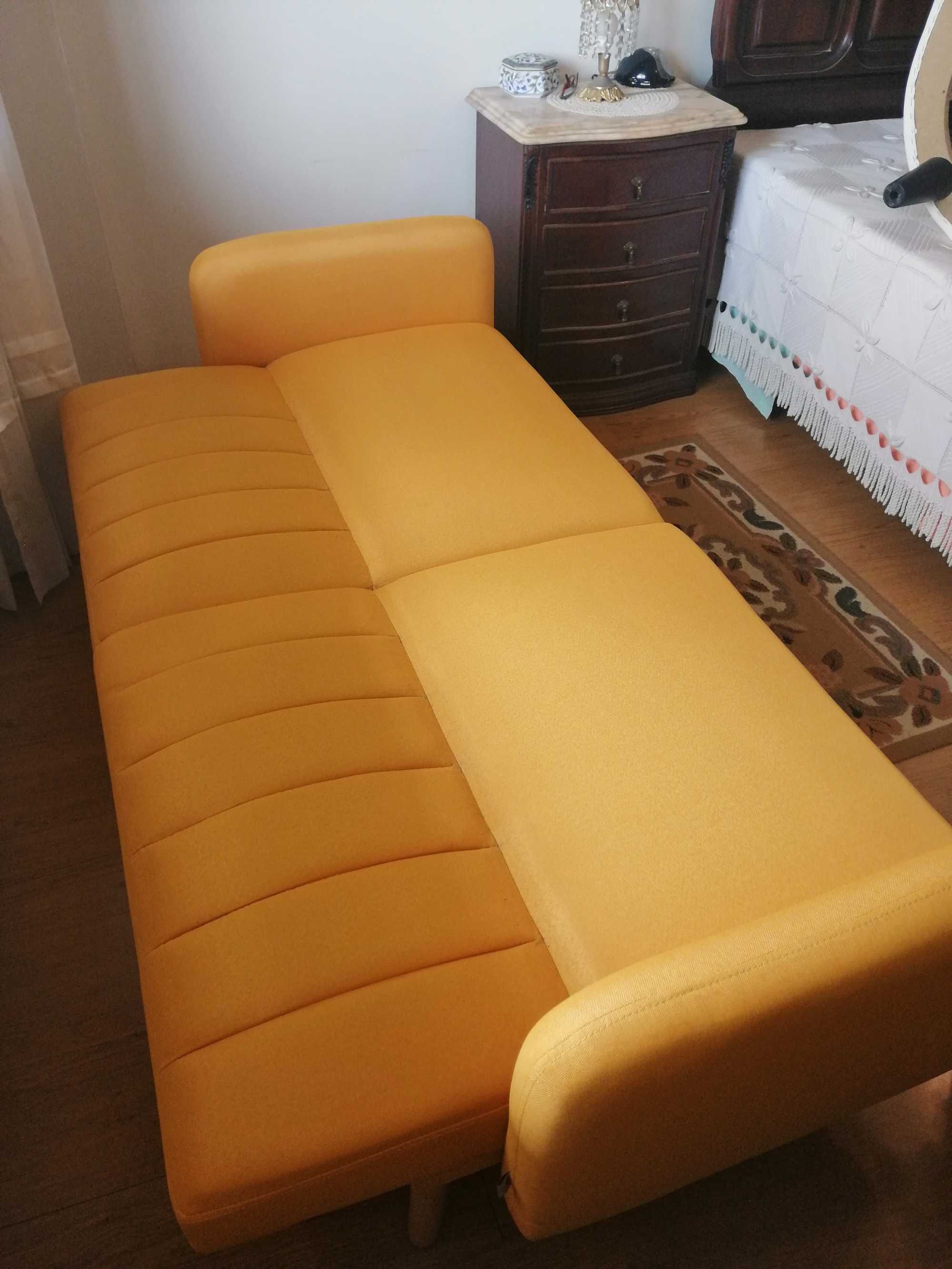 Sofá cama amarelo