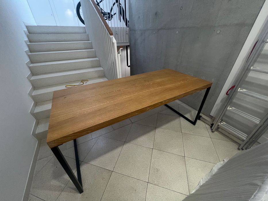 Stół dębowy z metalowymi nogami