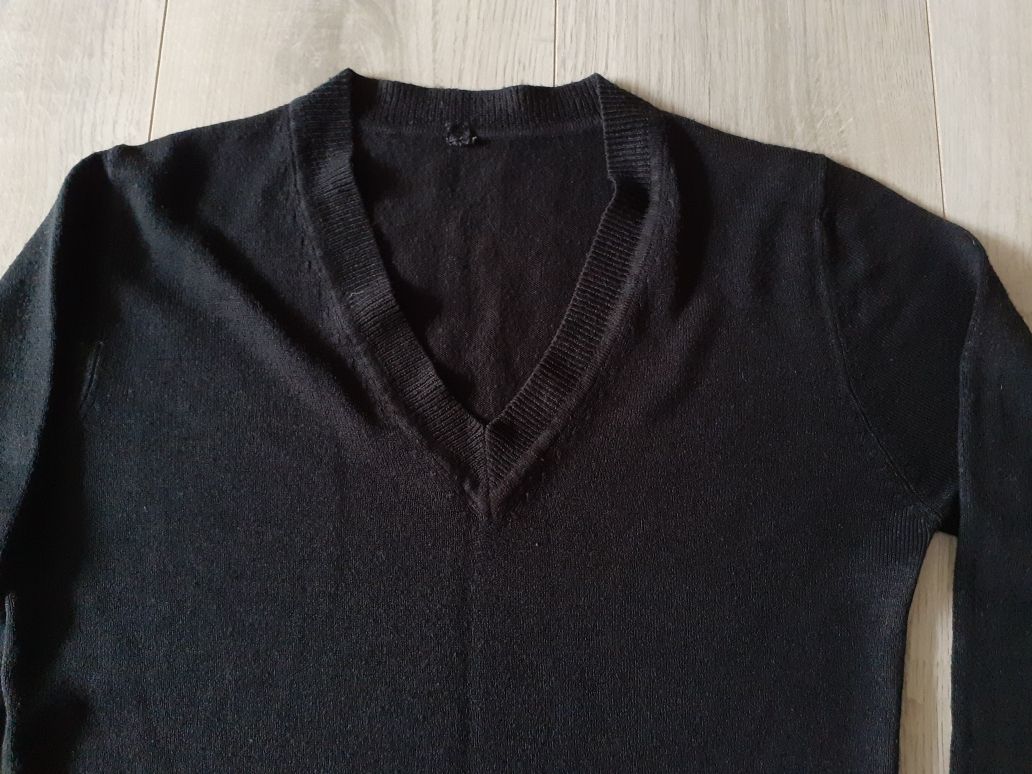 Sweter damski czarny w szpic