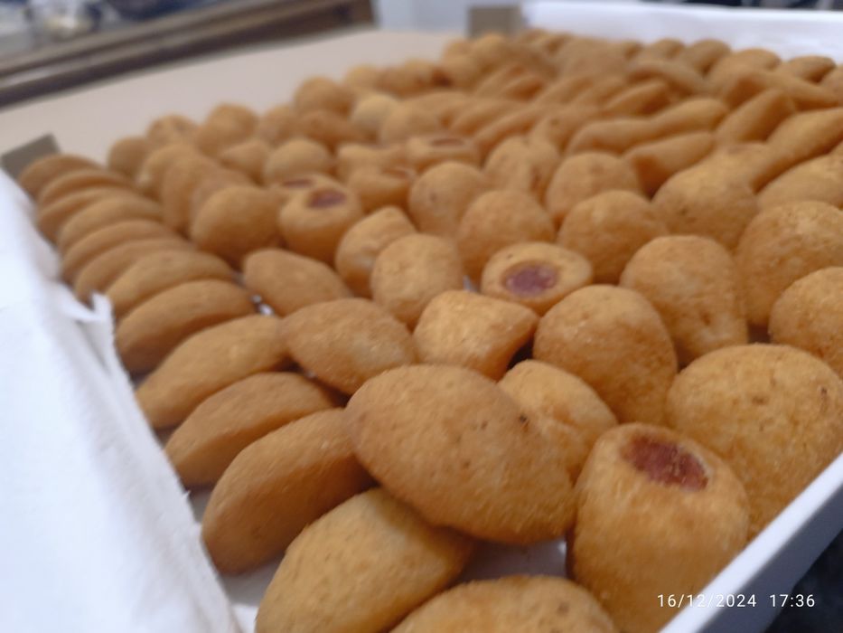 Caixa com 50 salgadinhos fritos variados