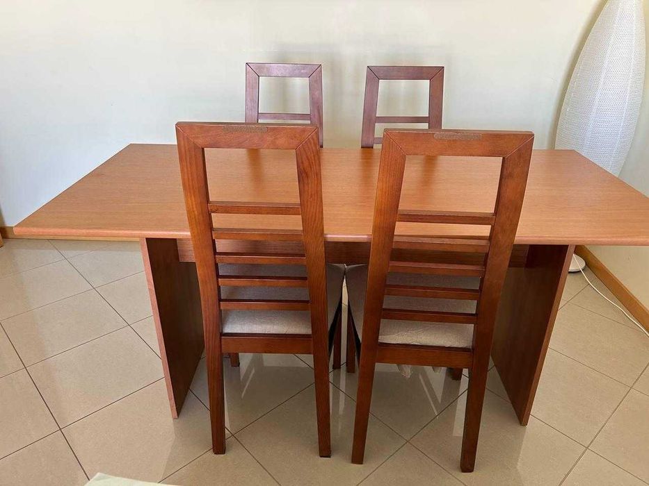 Mesa de jantar de madeira