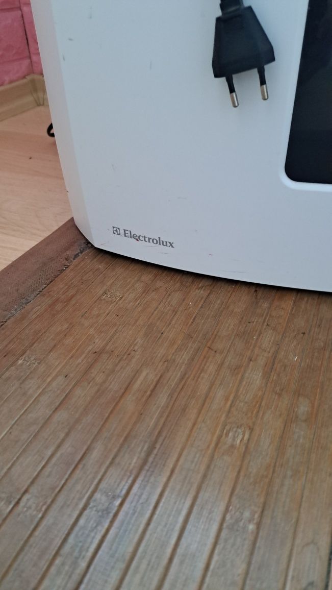 Очищувач зволожувач повітря Electrolux ЕHAW 65-15