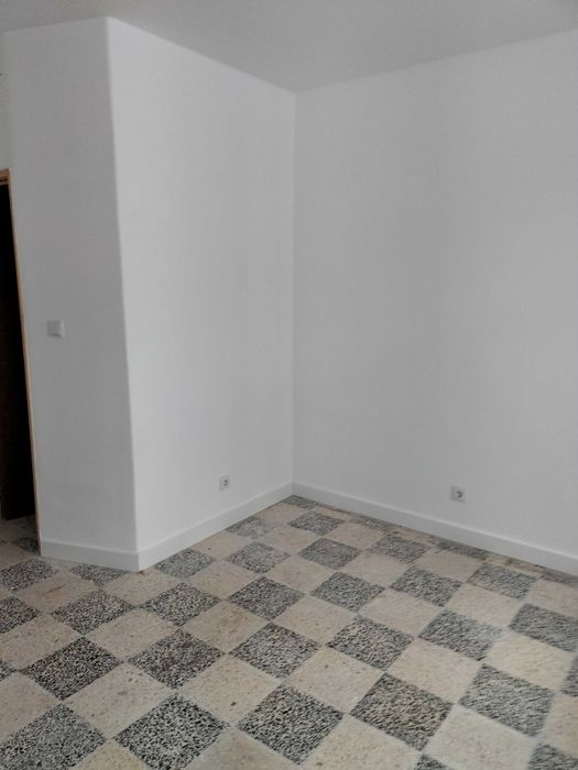 Loja sobranceira sobre a via pública