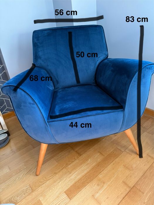 Cadeirão estilo retro com tecido veludo azul e pés de carvalho natural