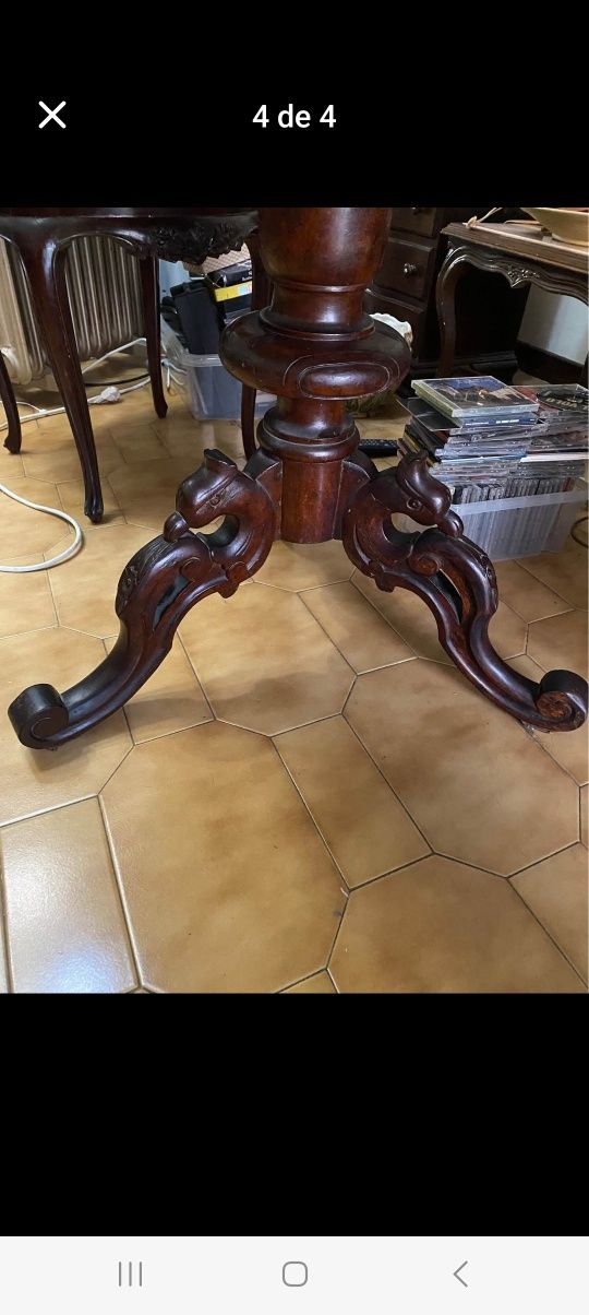 Mesa redonda em madeira com pé trabalhado

Diâmetro 75cm
Altura 74cm