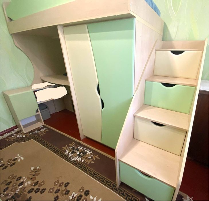 Дитяче ліжко-горище зі столом, поличкою, шафою та матрацом