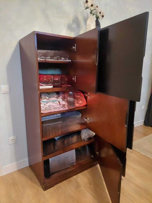 Aparador / Armário elegante em wengé e cerejeira com muita arrumação