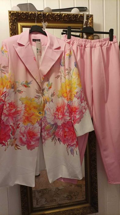 Nowy garnitur damski  puder róż w kwiaty