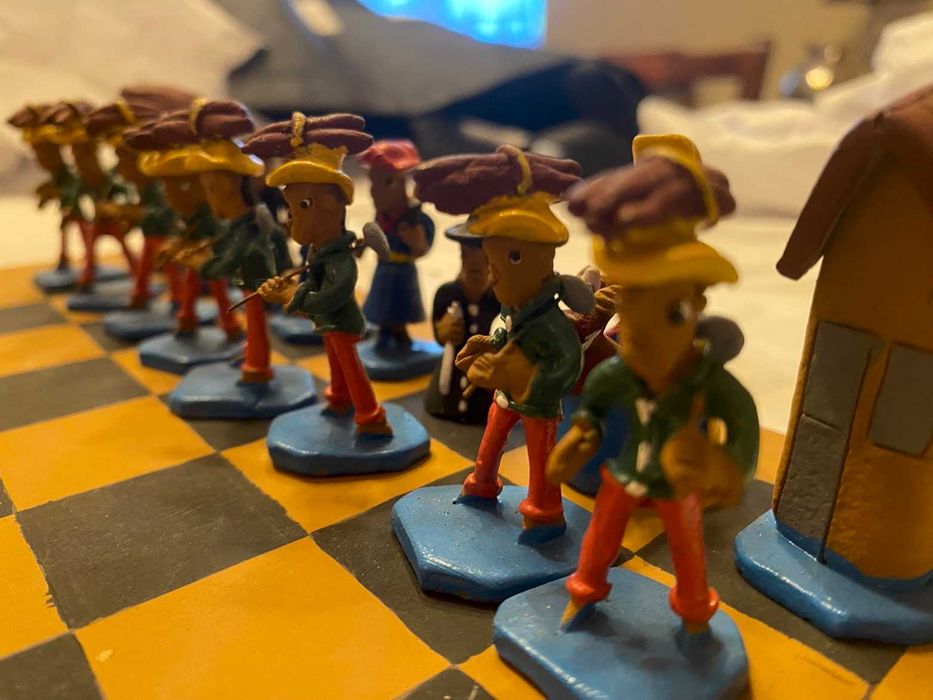 Jogo de xadrez em barro pintado