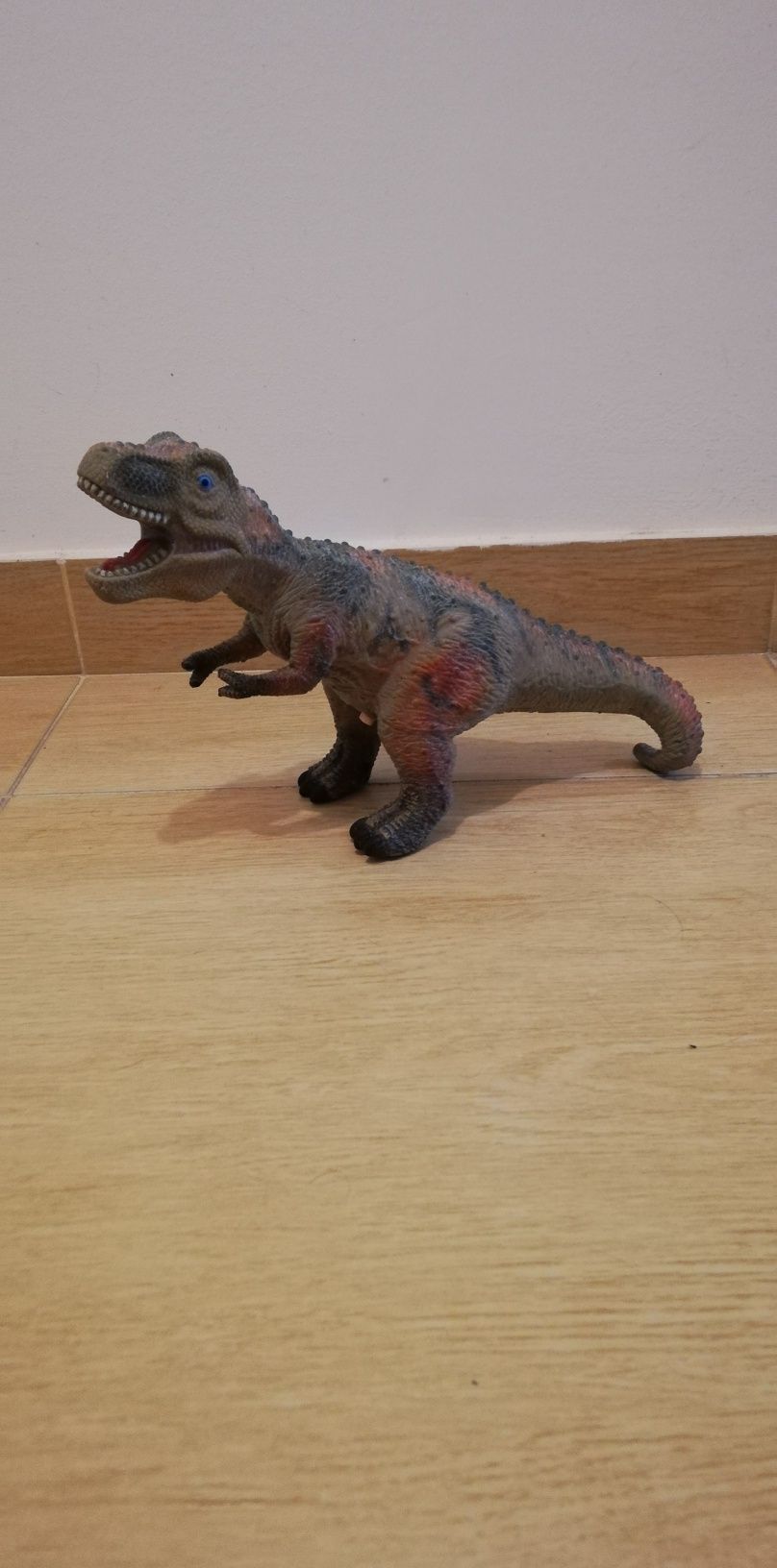 Dinossauro grande na cor creme